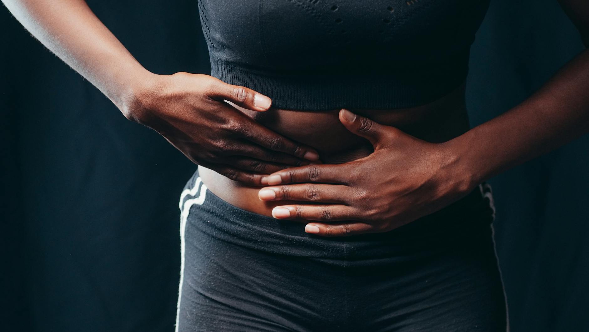 Femme avec ballonnements et inconfort digestif