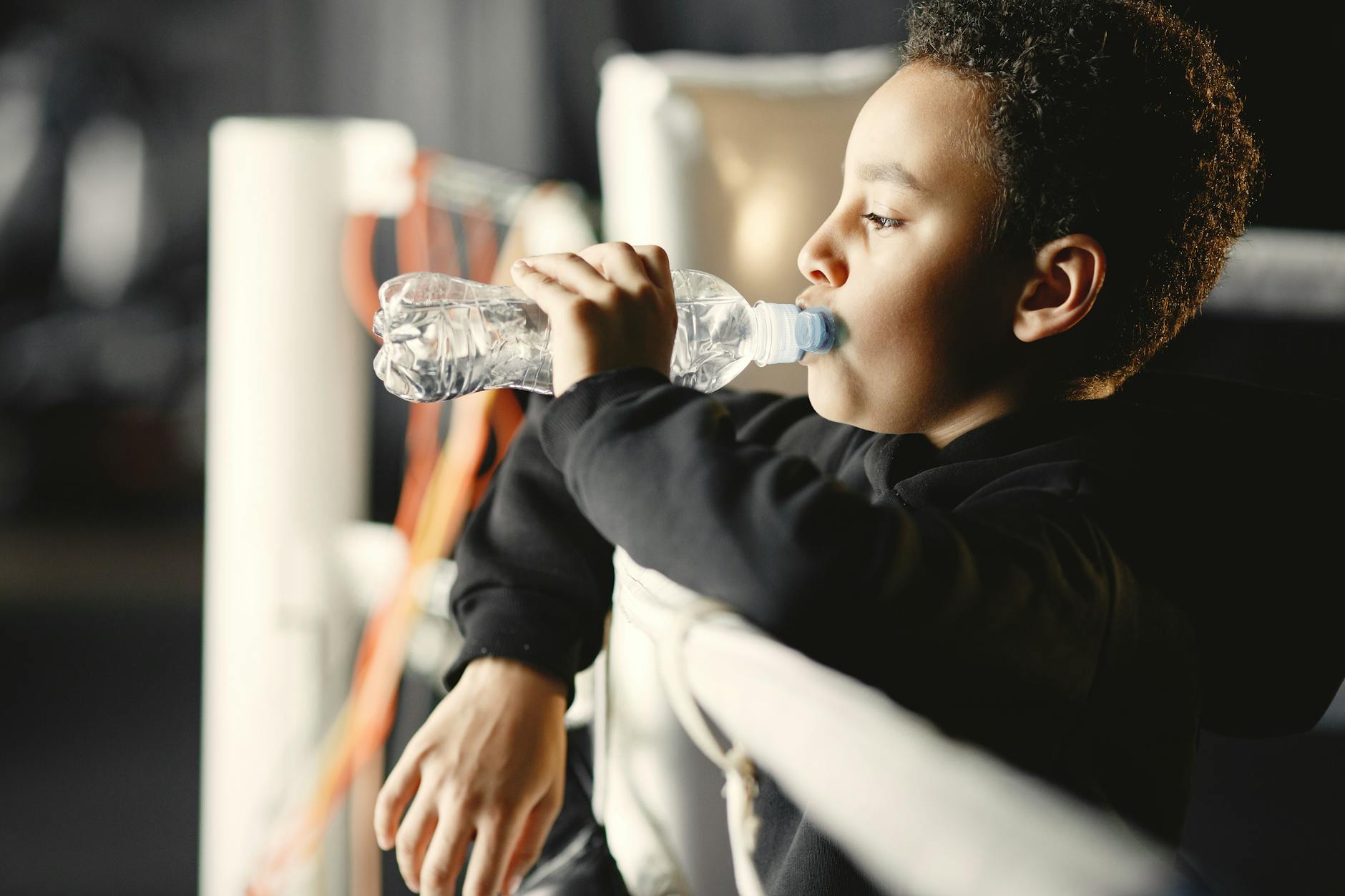 Besoins en eau selon activite physique - sportif boit bouteille