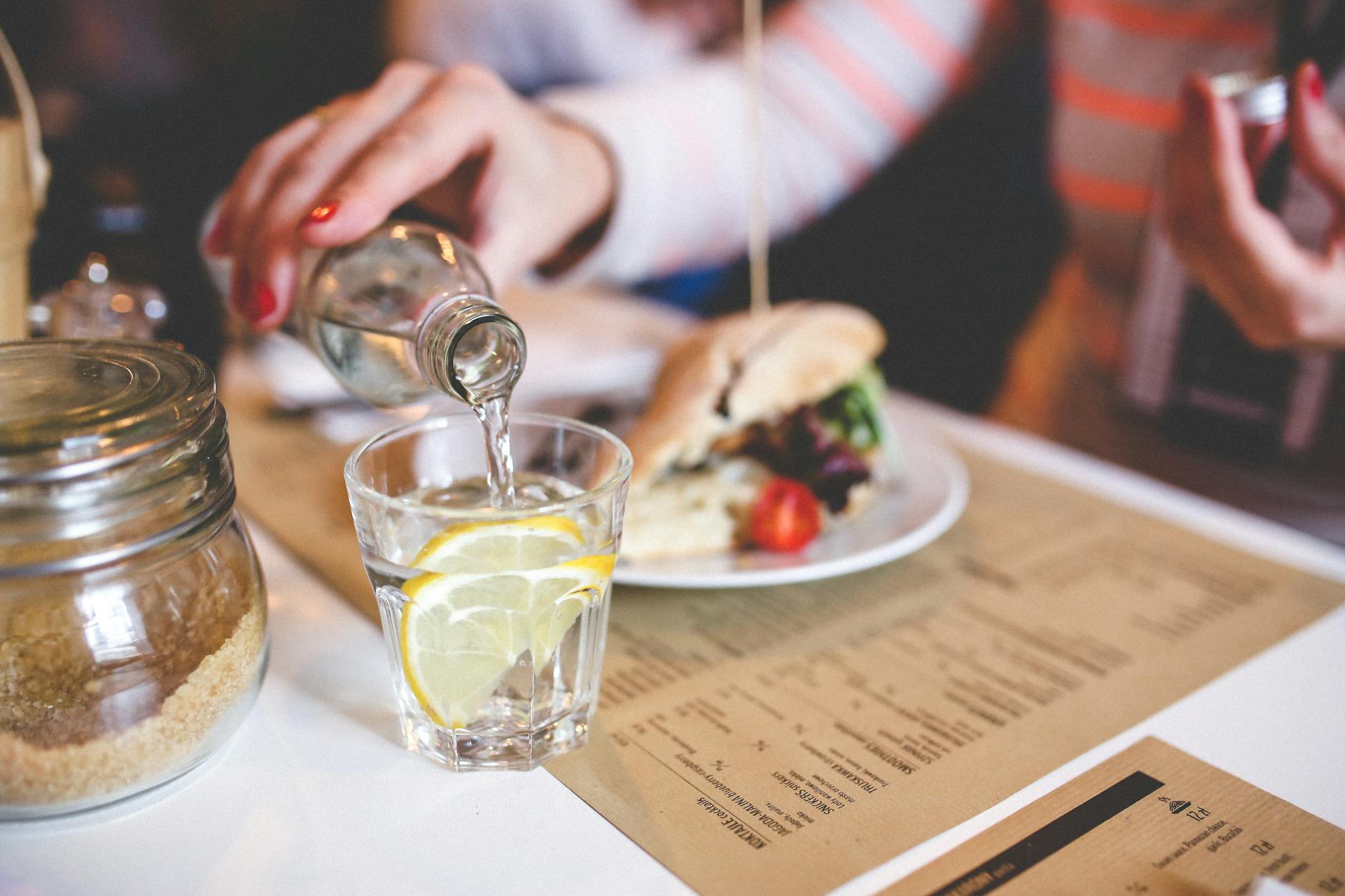Boire un verre d'eau pendant le repas