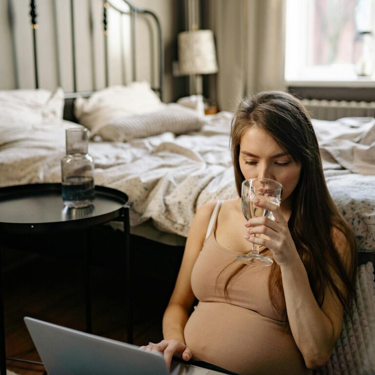 Eau grossesse - femme enceinte qui boit un verre d'eau