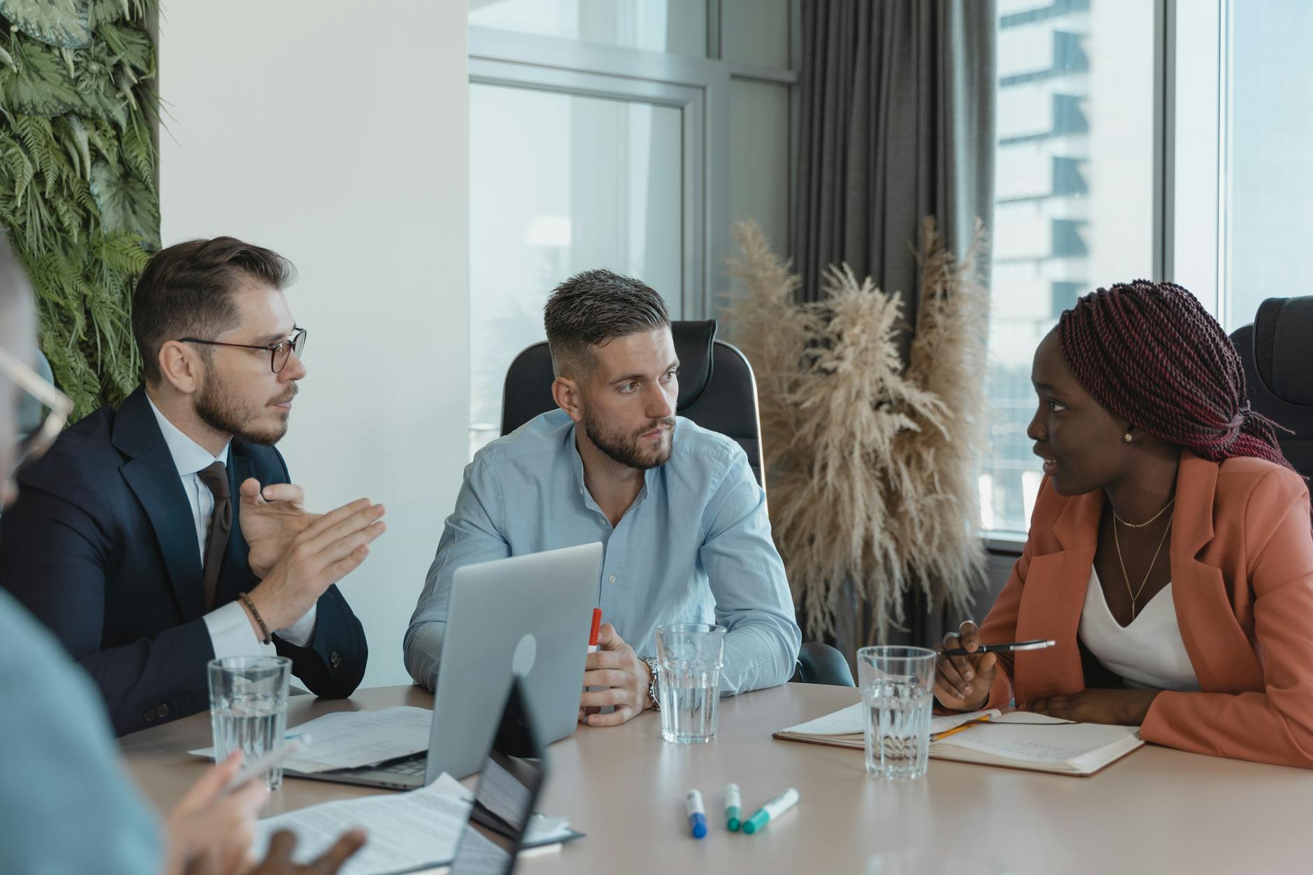 Equipe professionnelle en reunion au bureau