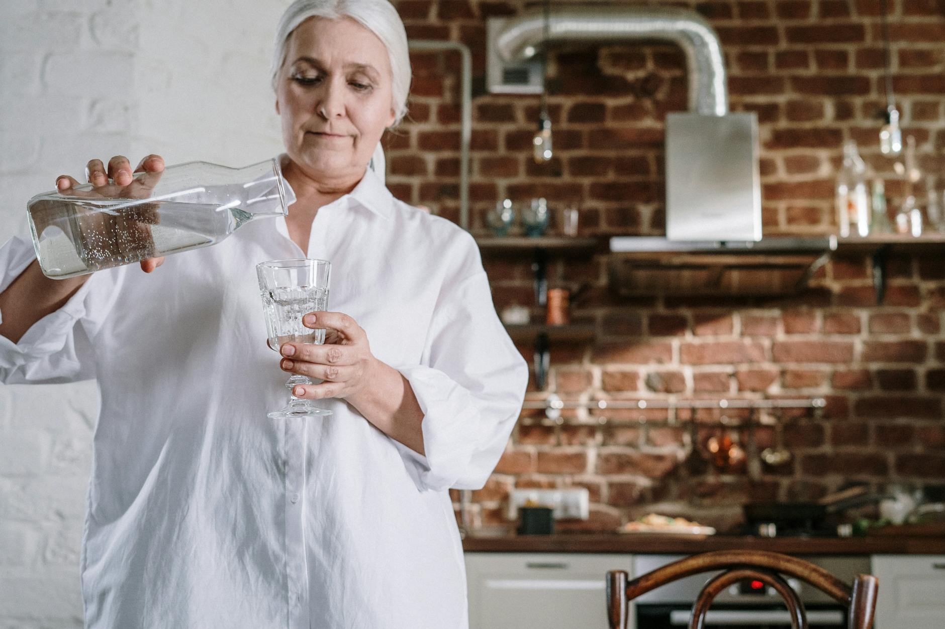 Eau versee dans un verre le matin - hydratation quotidienne