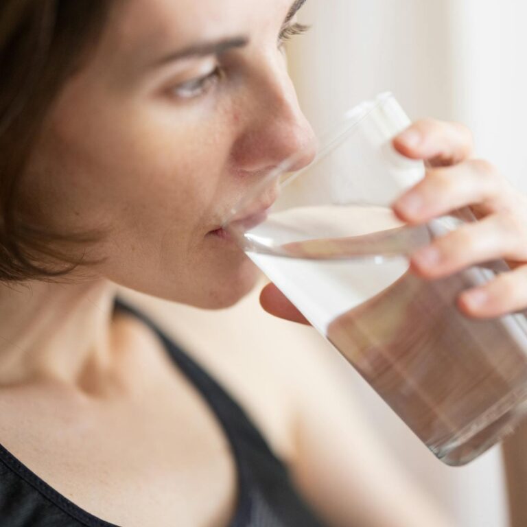 Hydratation qualite eau - femme boit eau verre