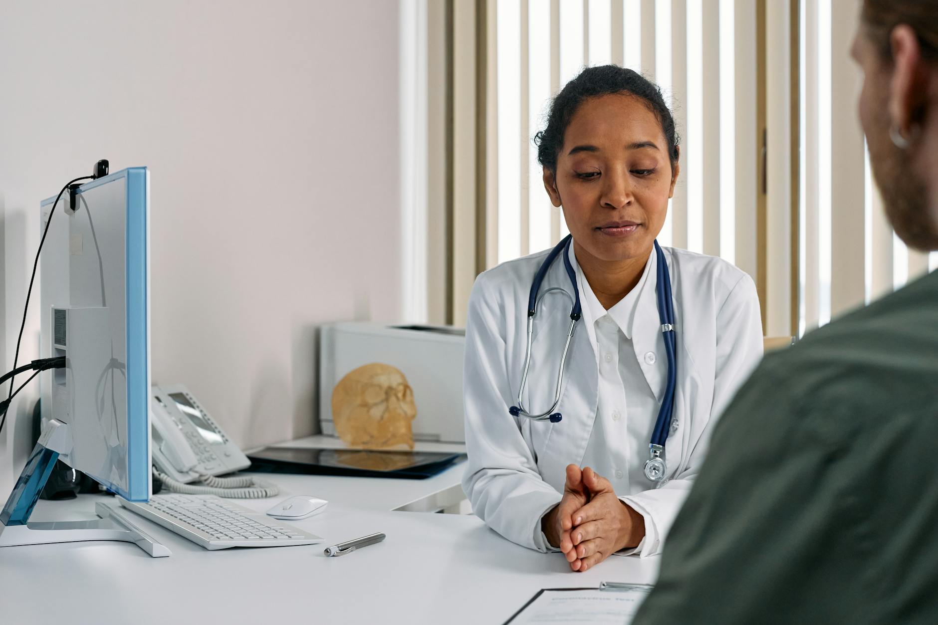 Medecin en consultation discute de l'eau alcaline avec un patient
