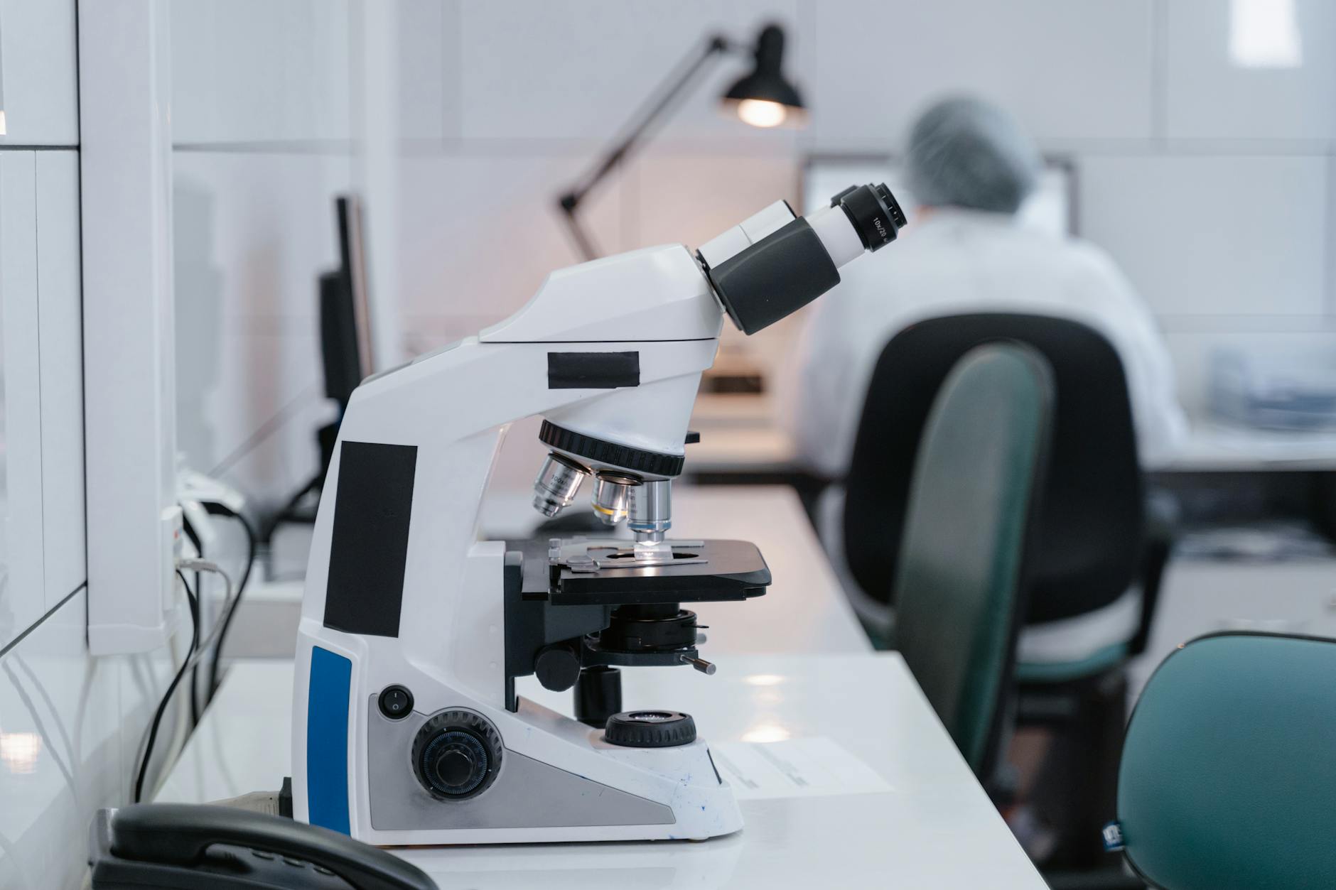 Recherche scientifique eau alcaline - microscope laboratoire
