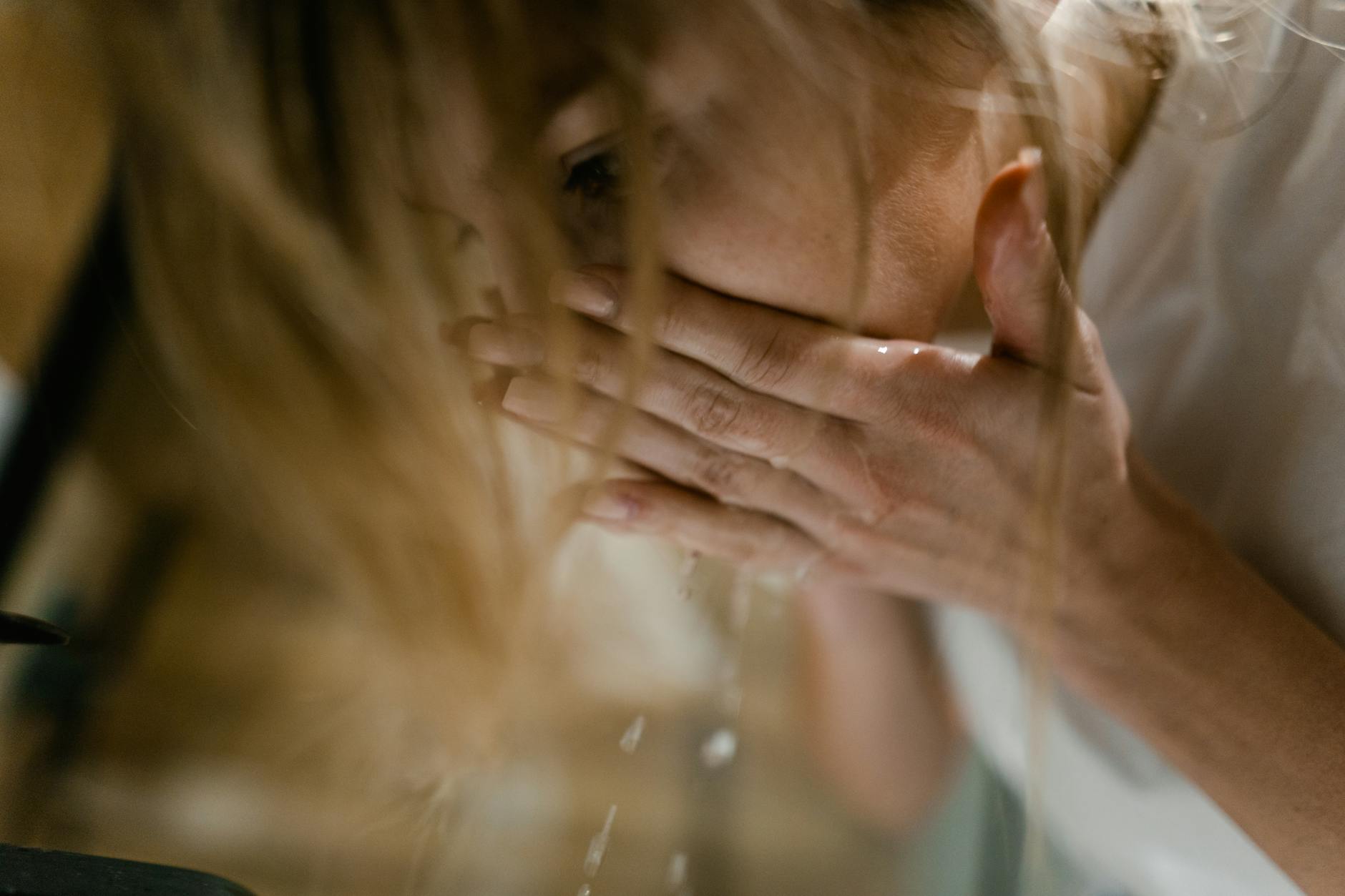 Visage et eau propre pour soin de peau